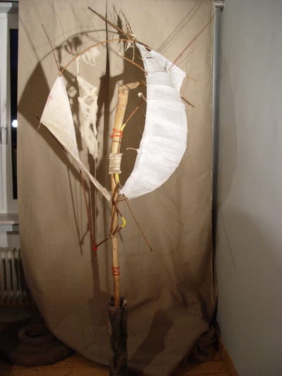 Phönix I – Papier, Holz, Wolle, Ton, Seil