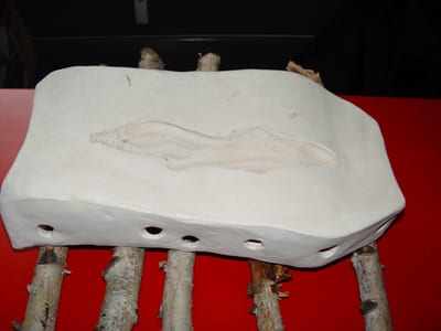 Hidden Lady – Ton, Pigmente, Holz