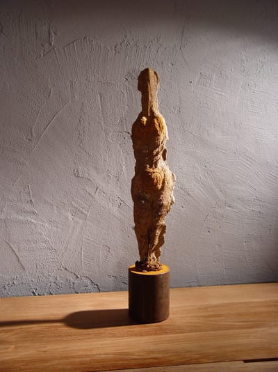 Lichtgöttin I – Ton, Pigmente, Eisen
