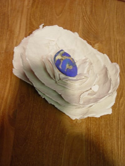 Schlüpfen II – Porzellan, Ton, Pigmente