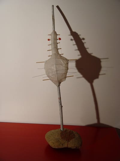 Leicht – Papier, Draht, Holz, Stein, Bindfaden