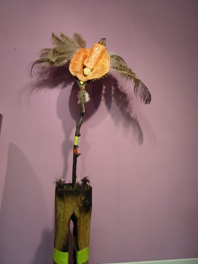 Phönix II – Holz, Ton, Federn, Metall, Papier, Leder